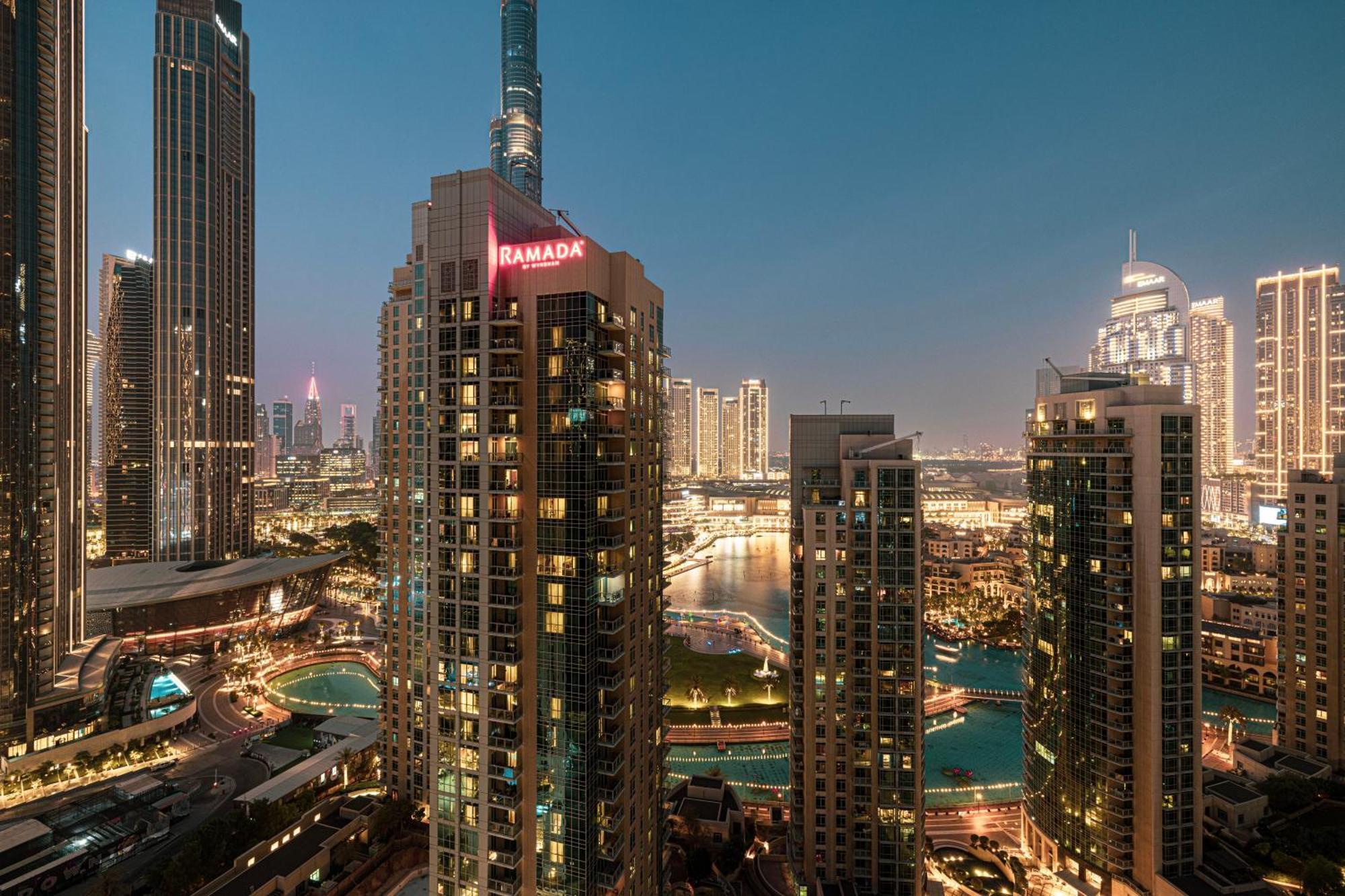 Luxury 2-br Overlooking Burj & Fountain Views * Dubai